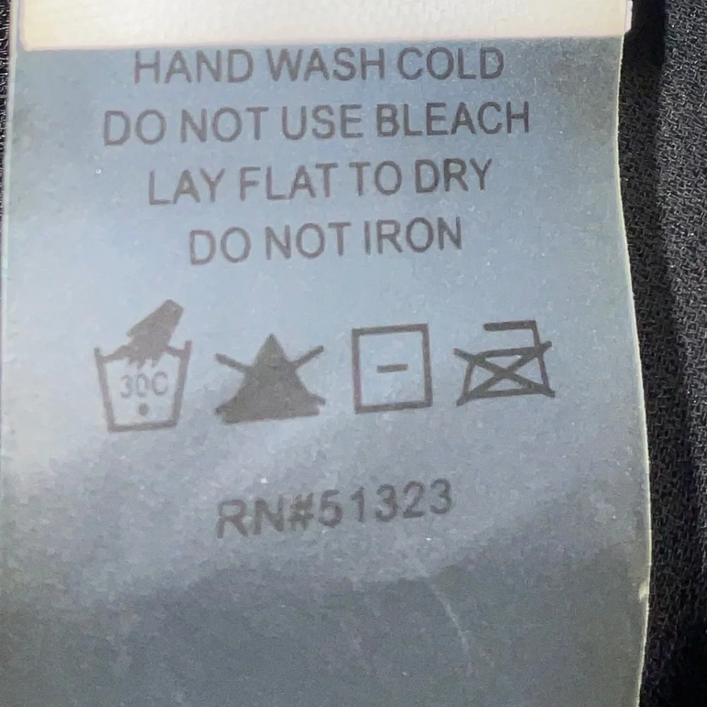 Beautiful ladies v neck long sleeve blouse.  Like new!  Vince Camuto size large - Picture 8 of 9